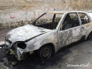 Notte di fuoco e paura a Trani: quattro auto in fiamme in tre episodi diversi