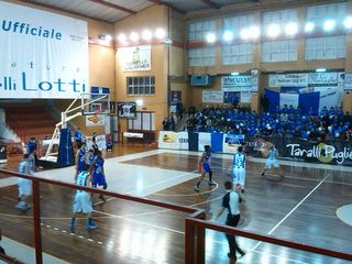 AGGIORNATO. I due americani fanno la differenza: Trani-Santeramo 60-70. Olimpia inarrestabile in vetta, Juve vince la sfida al vertice di Corato