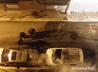 Ancora fuoco e paura nella notte di Trani: tre auto distrutte in via San Gervasio