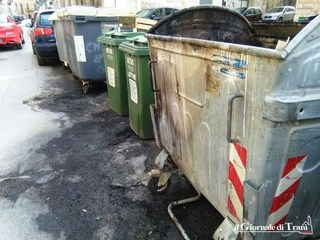 Piromani a Trani, sostituiti i cassonetti distrutti dalle fiamme in piazza Cittadella