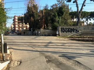 Passaggio a livello, insorge Trani a capo: «Un sottovia pedonale nell'area Lapietra ghettizzerebbe il quartiere»