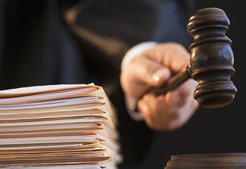 Cause contro dipendenti ed amministratori del Comune di Trani, contrordine: potrà occuparsene l'Avvocatura dell'ente