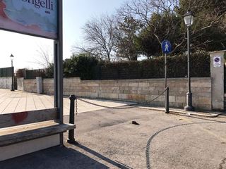 Lungomare Mongelli, dai Cantieri sociali stop alle auto: ripristinata la catena, insieme con altre buche per Trani