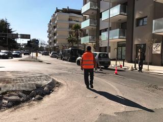 Cantieri sociali a Trani: in via Istria si colmano le buche, ma niente da fare per la rotonda