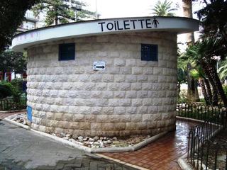 Trani, i bagni di piazza della Repubblica nuovamente nel degrado: la foto-denuncia di un cittadino