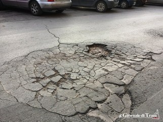 Trani, piazza XX Settembre: adesso quella buca è veramente pericolosa