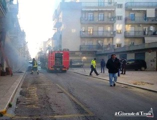 AGGIORNATO. Trani, incendio per corto circuito in un laboratorio di via De Brado: solo danni materiali, un ferito lieve