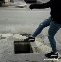 Trani, asportato chiusino in via Sasso: non è segnalato, pericolo per i pedoni