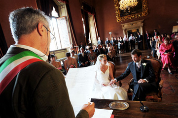 Matrimoni civili, ci si potrà sposare anche in biblioteca e a palazzo Beltrani
