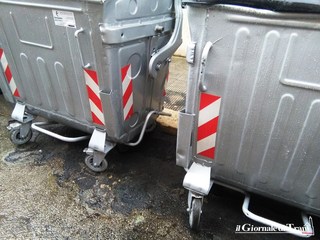 Piromani a Trani, ancora a fuoco cassonetti. Sostituiti in mattinata