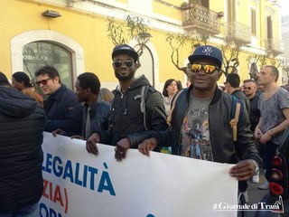 Trani contro la criminalità, 4mila persone in marcia. Presenti anche i migranti: «Grazie dell'accoglienza»
