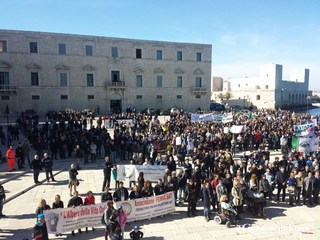 Trani, i bambini in marcia per la legalità. In una classe, cinque hanno subito furti in casa. Drago: «Le forze dell’ordine fanno il possibile»