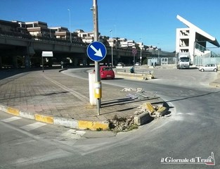 Trani e le rotonde «che si tagliano con un grissino»: semi distrutta anche quella all'imbocco di via Superga