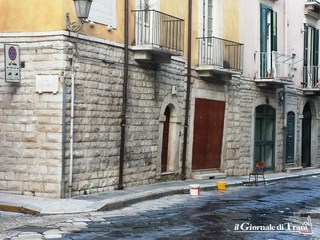Trani, due secchi ed una sedia dinanzi a casa Bovio: forse lavori nella palazzina, ma non si scorgono autorizzazioni