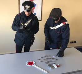 Spacciava in casa e nascondeva la droga sotto il letto: 24enne di Trani arrestato a Corato