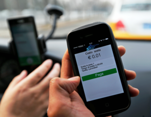 Trani, dai grattini alle «app» senza passare per i parcometri: sosta a pagamento con lo smartphone, manifestazioni d'interesse entro il 20 marzo