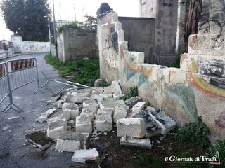 Trani, giù parte del muro di cinta del rudere di via Verdi perennemente occupato: transennato e «liberato»