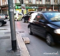 Trani, all'incrocio di via Istria il pericolo raddoppia: adesso un blocco di pietra è sulla carreggiata