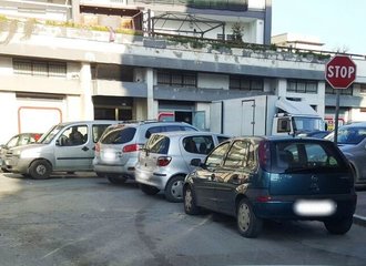 Trani, la sosta senza regole non ha sosta: un cittadino documenta i parcheggi selvaggi che incontra sul suo tragitto quotidiano