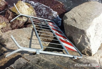 Trani, quando «vandalismo perenne» fa rima con «transenne». L'ultimo scempio, al molo Sant'Antuono