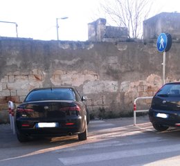 Trani, parcheggi selvaggi: inciviltà a raffica a Pozzopiano