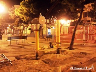 Trani, in piazza Gradenigo spunta un gruppo di riduzione del gas grande quanto una porta di calcetto: sconcerto e polemiche