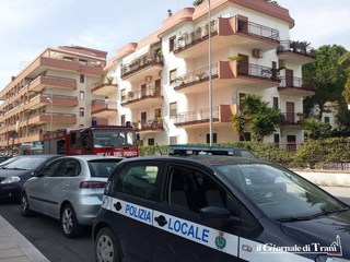 Trani, fiammata dalla padella e divampa l'incendio: l'uomo, illeso, regala piantine ai soccorritori per ringraziarli