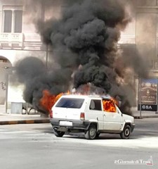Auto in fiamme durante la marcia davanti alla stazione di Trani: veicolo distrutto, nessun ferito