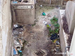 Trani, il dramma di chi abita e si affaccia sul Fondaco dei Longobardi: «Vivo nel degrado da anni e nessuno fa nulla»