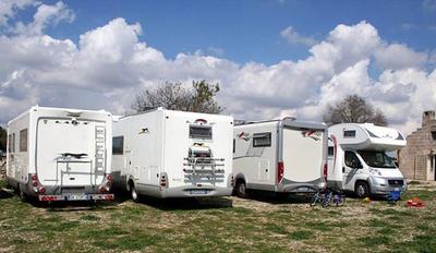Ogg camperisti della Basilicata in visita a Trani, piazzale del Monastero di Colonna chiuso al traffico
