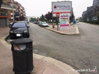 Trani, Tari troppo alta? Anche l'inciviltà: due sacchetti nel cestino con il cassonetto a venti metri