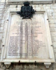 Oggi, a Trani, fiori sulla lapide di Piazza della Libertà