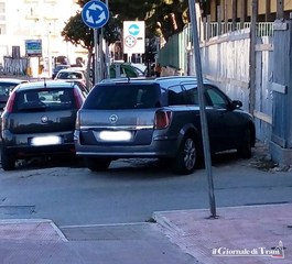 Corre a giocare al 10eLotto ed occupa interamente un marciapiede: Trani, come privare i cittadini del diritto alla mobilità