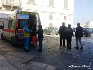Consiglio comunale di Trani interrotto da una donna in cerca di aiuto. Intervenuto il 118