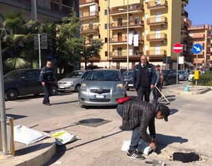 Buche, proseguono le colmature della squadra dei cantieri sociali per le strade di Trani