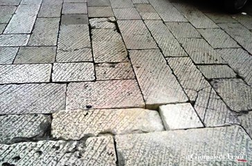 Basole dissestate in via Beltrani, ci risiamo: l'anno scorso vi rimase ferita una donna