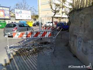 Trani, in via Falcone pericoloso dissesto del marciapiede proprio nelle vicinanze di un asilo