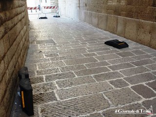 Via Beltrani, il degrado fra le transenne è servito: feci umane in una piantana