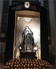 AGGIORNATO. Trani in cammino con l'Addolorata, una notte di raccoglimento e serena. Numerose auto sanzionate, malore per un musicista