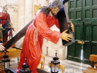 Venerdì santo, il vescovo di Trani celebra la Passione. A seguire, la processione dei Misteri