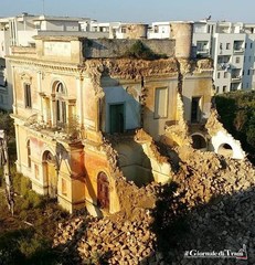 Ruspa in azione: da oggi Villa Maggi non c'è più. Il Comune di Trani ne aveva disposto la messa in sicurezza