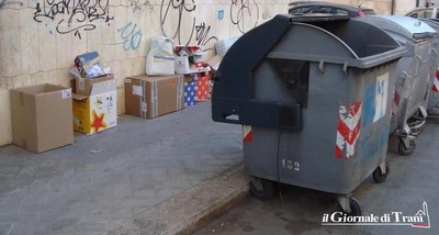 Trani, ancora rifiuti tra via Ciardi e via Umberto: spunta anche un materasso