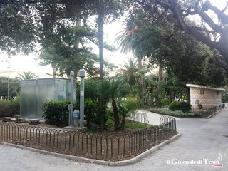 Cabina con vista bagno, e viceversa: nella piazza centrale di Trani il gas è servito. Un'altra è in arrivo a San Michele