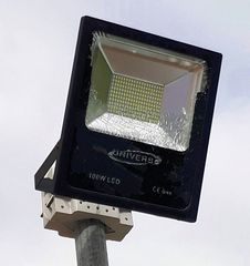 Palazzetto di Trani senza tutele: ancora vandali contro i fari della pedana dell'asta