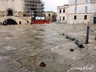 Trani e l'immagine turistica: in piazza Duomo sfilare i paletti è facile, rimetterli a posto un'impresa