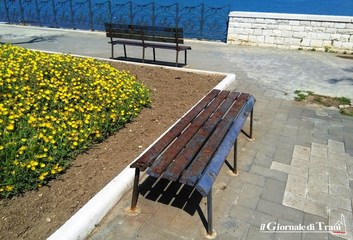 Le panchine in panchina: sul lungomare di Trani le sostituzioni di quelle danneggiate possono attendere