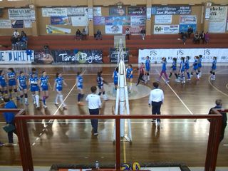 La Trani femminile del volley è agli antipodi: vola l'Adriatica, precipita l'Aquila azzurra