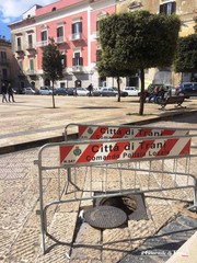 Trani, fra tombini e inciviltà in piazza Longobardi è di nuovo emergenza