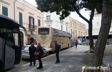Caos bus turistici a Trani, Bottaro ammette: «Siamo in ritardo, ci serve il bilancio». E rispunta il parcheggio in via Falcone