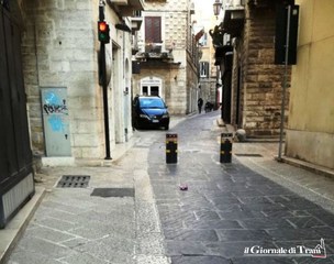 Aree pedonali a Trani: in via Mario Pagano chiariti gli orari, ma i dissuasori fanno di nuovo i capricci